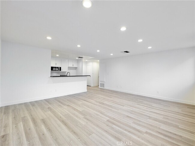 Building Photo - 17312 Chatsworth St