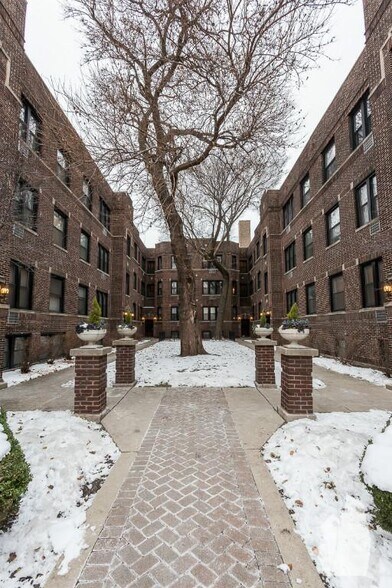 Building Photo - 736 W Addison St