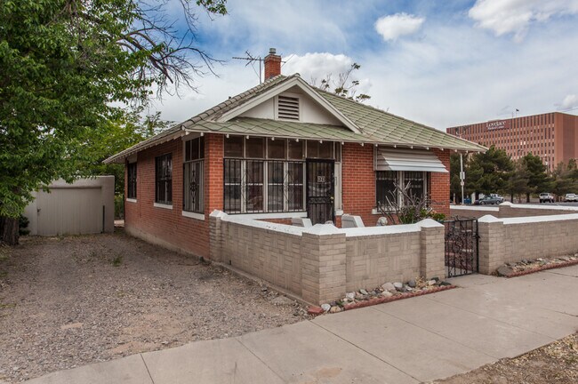 Building Photo - EDo BRICK BUNGALOW 1/BD 1/BA 1/CG