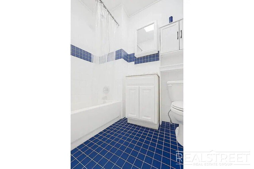 Building Photo - 1 Bed | 1 Bath | $3,399 | Railroad Layout | Pet Friendly | L Train + Near M