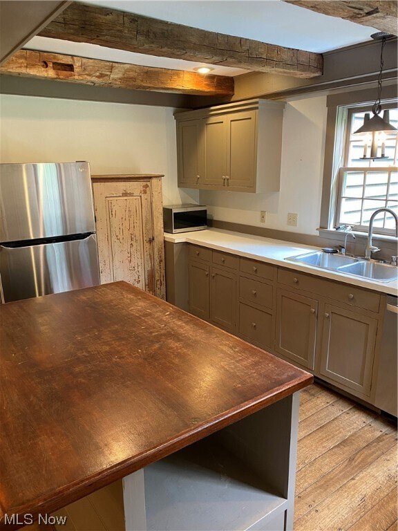 Building Photo - 10 Maple Ln