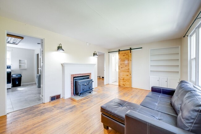 Building Photo - Charming College Hill Gem – Your Perfect Student Home!