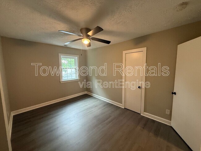 Building Photo - 807 Branson St