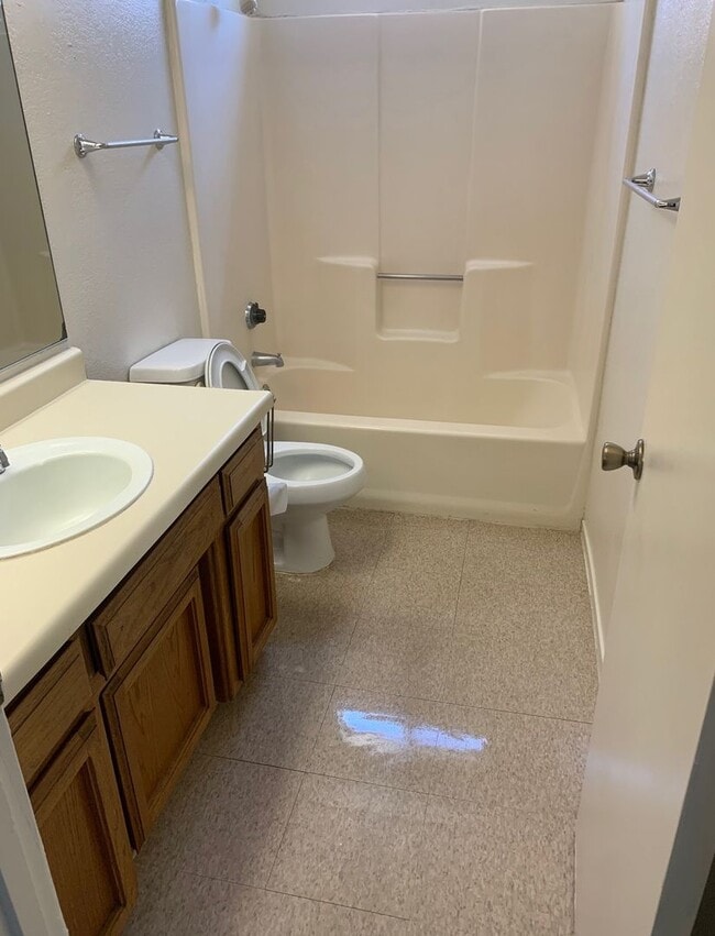 Building Photo - 2 BEDROOM 1 BATH UNIT