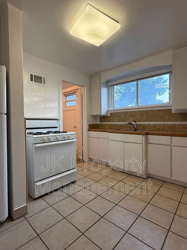 Building Photo - 1602 8th Ave N