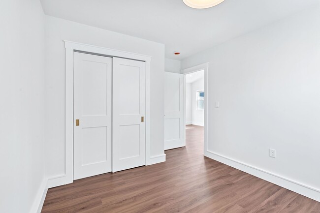 Building Photo - Beautifully Renovated 1-bedroom/ 1-bathroo...