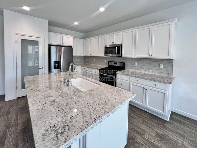 Building Photo - 6692 E Cambridge Ave