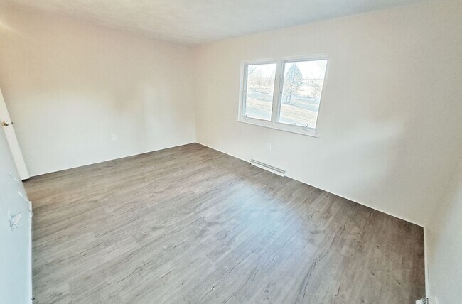 Building Photo - 3 Bed / 1-1/2 Bath Single Family Home w/ 2-Car Garage