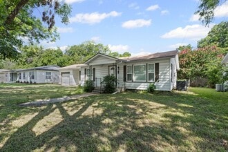 Building Photo - Charming in Cleburne!