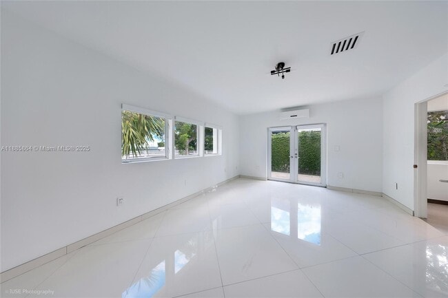 Building Photo - 850 N Venetian Dr