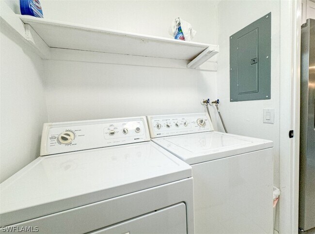 Building Photo - 788 Park Shore Dr