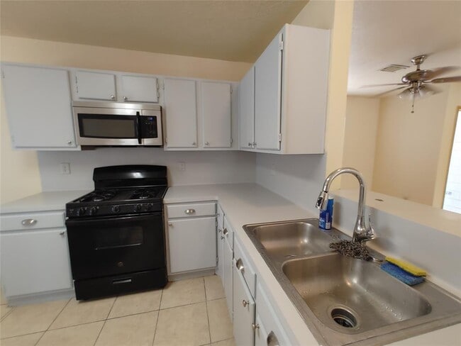 Building Photo - 28811 Sedgefield St