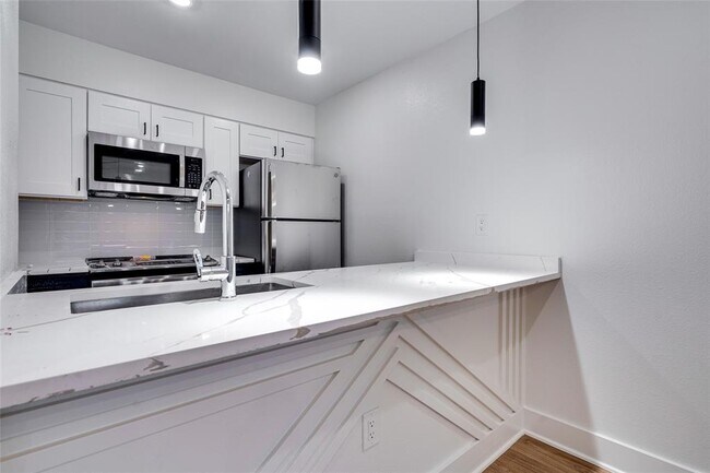 Building Photo - 202 E 45th St