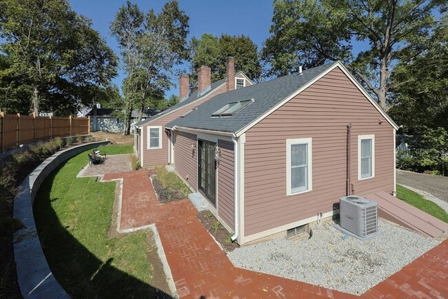 Building Photo - 144 Old Connecticut Path