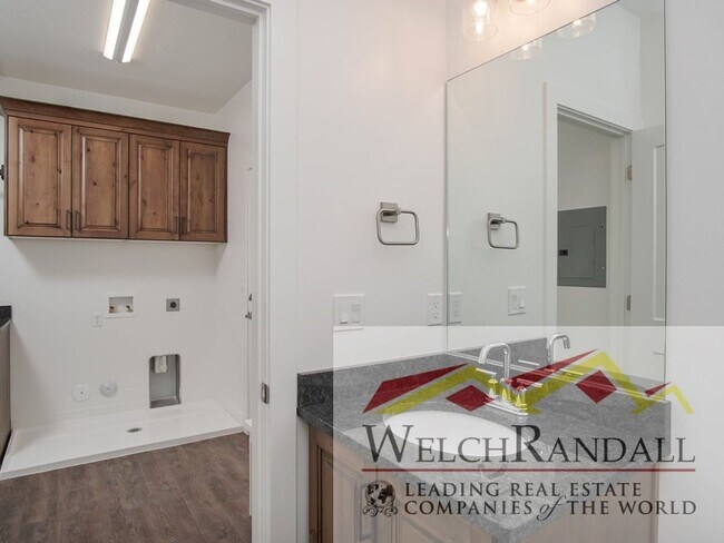 Building Photo - Spacious 3 Bed 2.5 Bath Townhome in West Haven