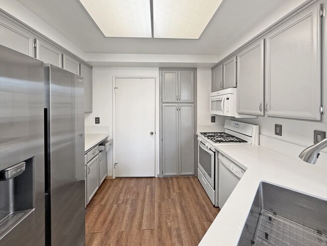 Building Photo - 2-Bedroom Townhome with Loft in Prime El C...