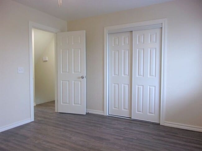 Building Photo - 2 BED 1.5 BATH TWO STORY TOWNHOUSE- WARR A...