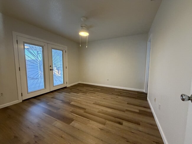Building Photo - 817 Redwood Ave