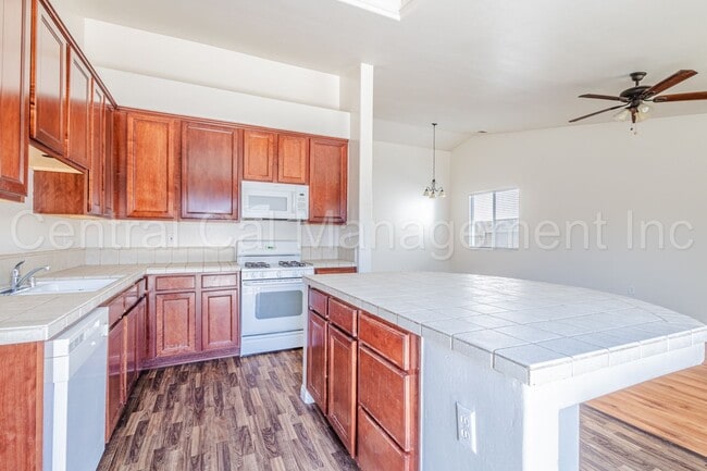 Building Photo - 4 Bedroom, 2 Bath Home in Desired Northwes...