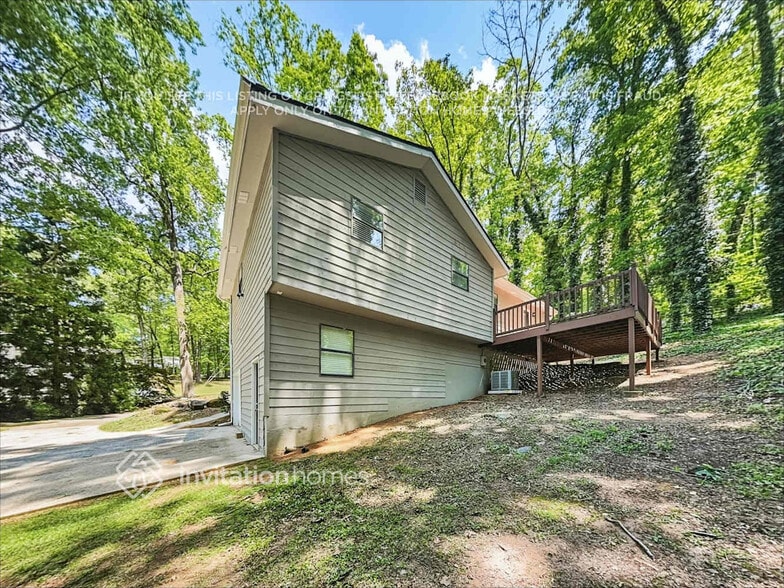 Building Photo - 1023 Lakewood Dr