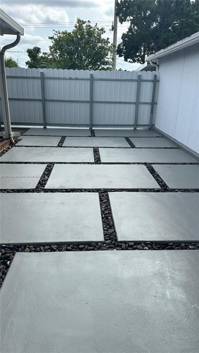 Building Photo - 340 SW 78th Ave