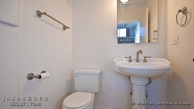 Building Photo - 129 E Court Ln