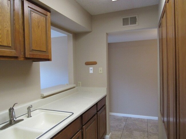 Building Photo - 2725 Santa Fe Unit B - 2/Bed 2.5/Bath - $1...