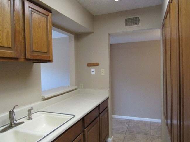 Building Photo - 2725 Santa Fe Unit B - 2/Bed 2.5/Bath - $1300/month