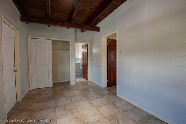 Building Photo - 2175 Lakeview Dr