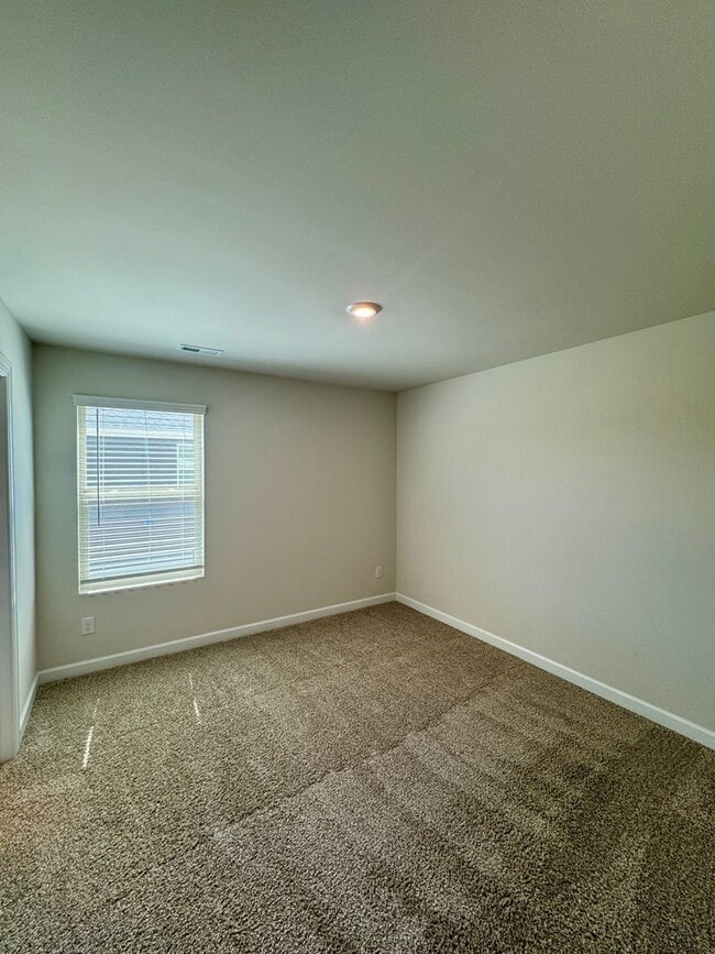 Building Photo - 3BR/2.5BA; Desirable Belmont Location