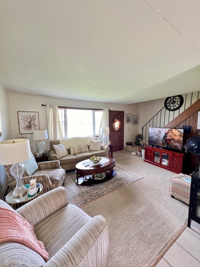 Building Photo - AVAILABLE MAY - Large 2 Bedroom Apartment!