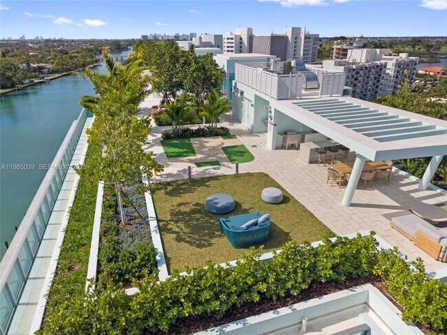 Building Photo - 9201 E Bay Harbor Dr