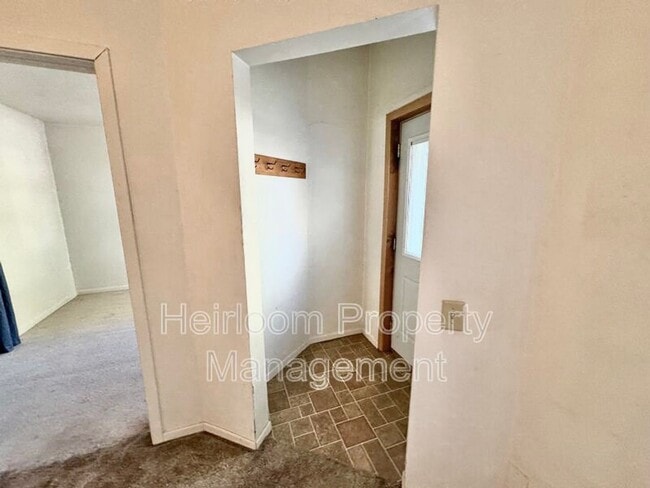 Building Photo - AVAILABLE AUGUST 1st   - 2 Bed 1 Bath Located In Superior WI w/ Bonus Space