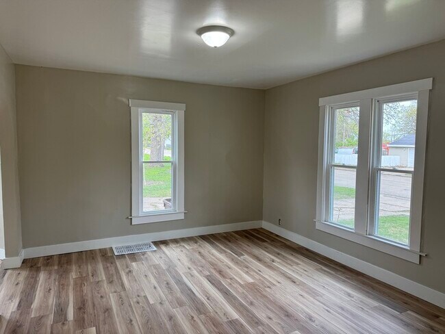 Building Photo - Fully remodeled 3 bed 1 bath $1400 includi...