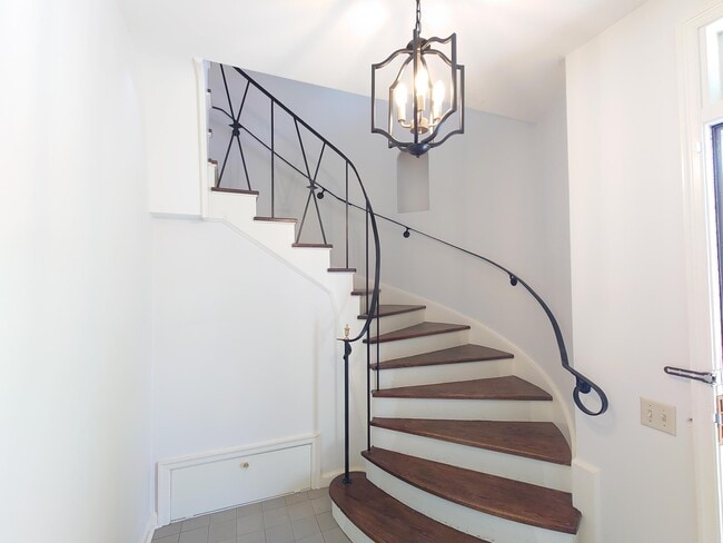 Building Photo - 3222 E Hampshire St