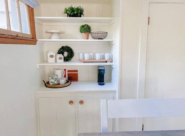 Building Photo - Modern 4 bed/2 bath with Mountain Views and a Fenced Backyard