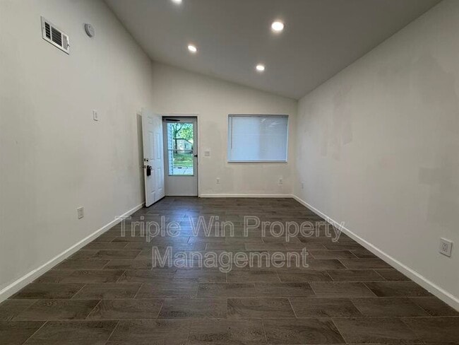Building Photo - 1332 Langholm Dr