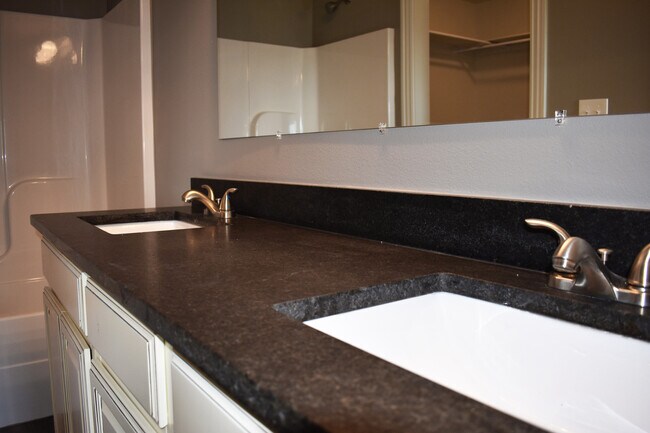 Building Photo - Stunning 3 bedroom, 2 bathroom Home availa...