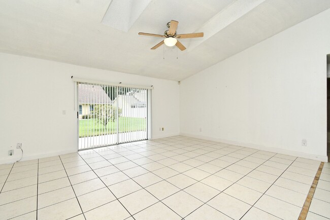 Building Photo - 1,850 Sq Ft 3-Bed, 2-Bath Orlando Home – Lawn Care Included & Fully Updated!