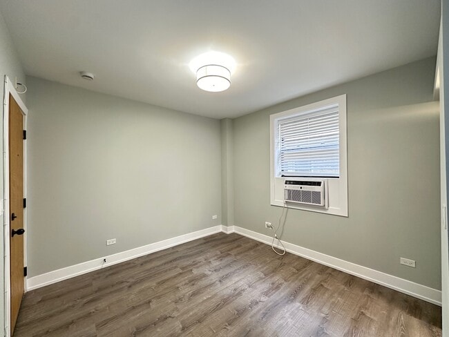 Building Photo - 510 W Belmont Ave