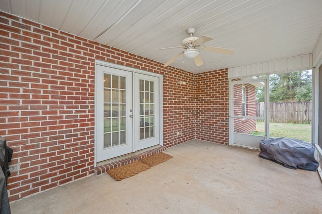 Building Photo - 4 Bedroom 2 bathroom