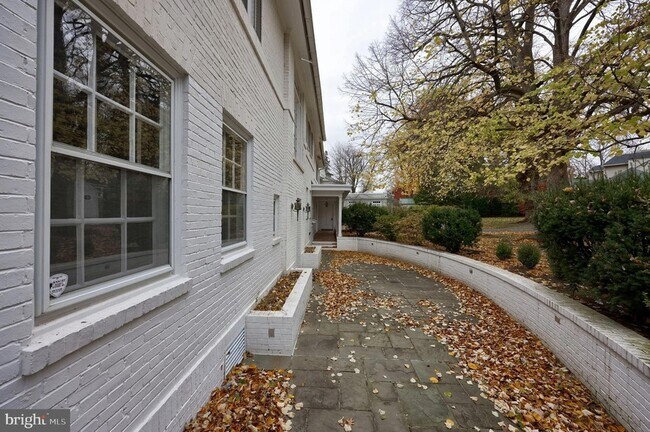 Building Photo - 226 E Caracas Ave