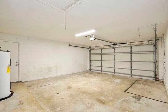 Building Photo - Spacious 4/3 Home with a Fenced Backyard and a 2 Car Garage in Hollowbrook - Winter Springs!