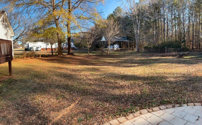 Building Photo - AVAILABLE NOW! 3 Bedroom 2 Bath Home on over 1 Acre in York with Clover Schools