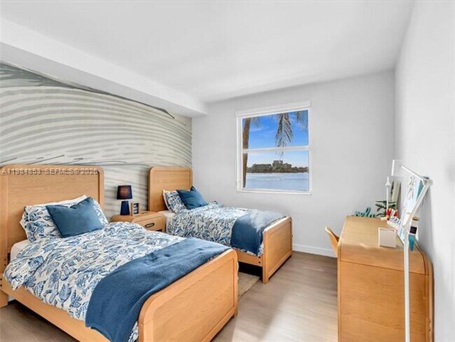 Building Photo - 17150 N Bay Rd