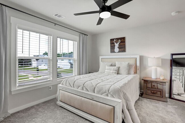 Building Photo - Spacious 4 bedroom 3 bath home with loft