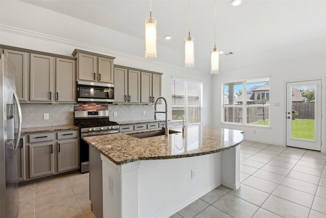 Building Photo - 1618 Rosedale Dr