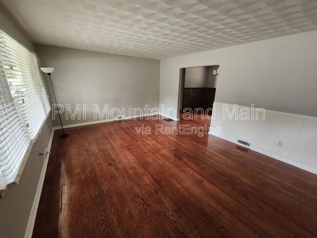 Building Photo - 317 N Hillandale Dr