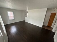 Building Photo - 3 Bed/ 1.5 Bath