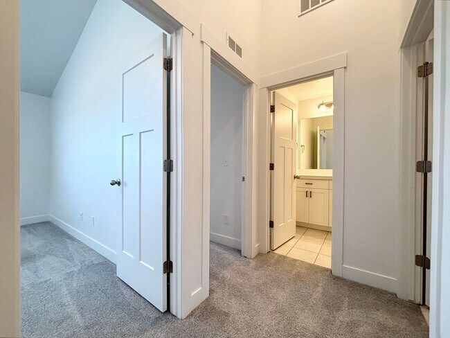 Building Photo - Bright & Beautiful Townhome in American Fork!